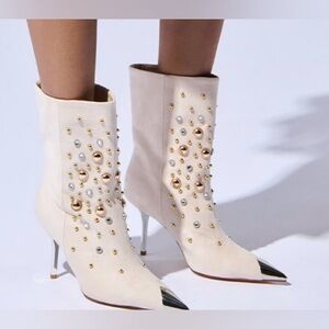 NWB AKIRA  Cream Stiletto Boots with Gold Accents size 8.5